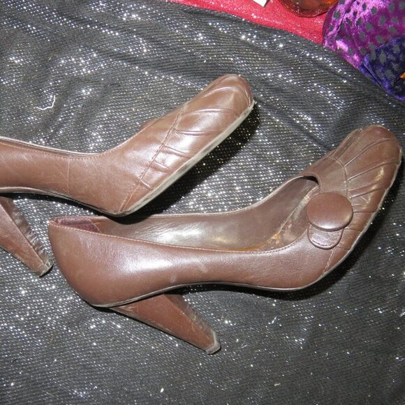 BOGO BCBGeneration BCBGirls Brown Leather Retro Prep Chunky Heel Button Pumps 8 - Picture 6 of 12